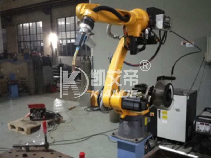 Robô de soldagem industrial